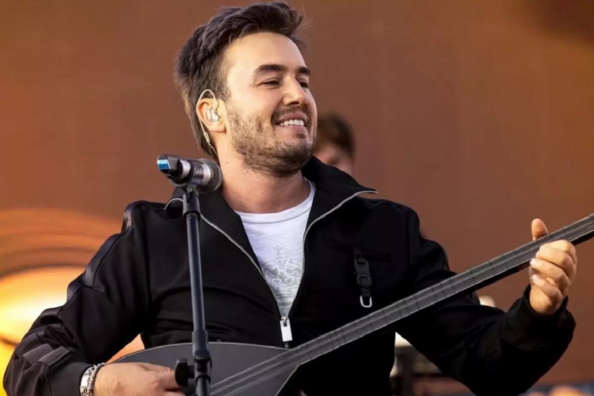 Mustafa Ceceli, mağaza açılışında sevenleriyle buluştu