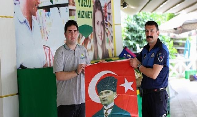 NARLIDERE BELEDİYESİ BASIN MERKEZİ NARLIDERE BELEDİYESİ’NDEN ESNAFA BAYRAK DAĞITIMI Narlıdere Belediyesi, 19 Mayıs’ın 106’ncı yıl dönümü kutlamaları kapsamında ilçe esnafına Atatürk baskılı Türk Bayrağı dağıttı