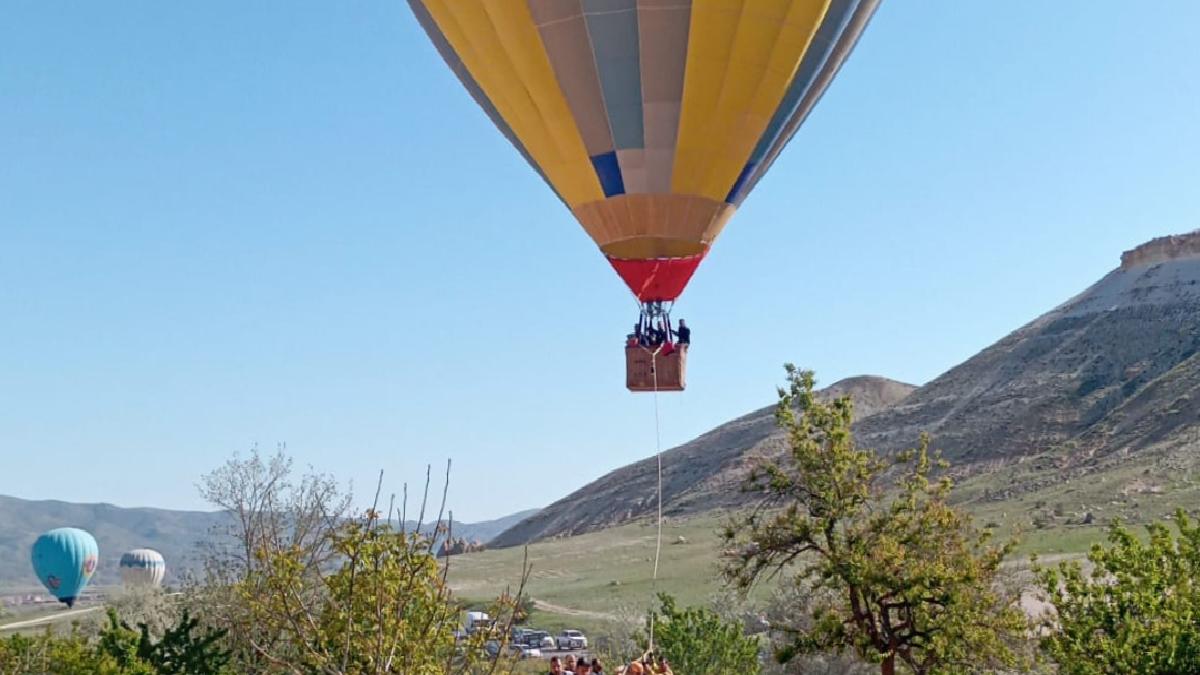 Nevşehir’de sıcak hava balonu, kayalıklara zorunlu iniş yaptı