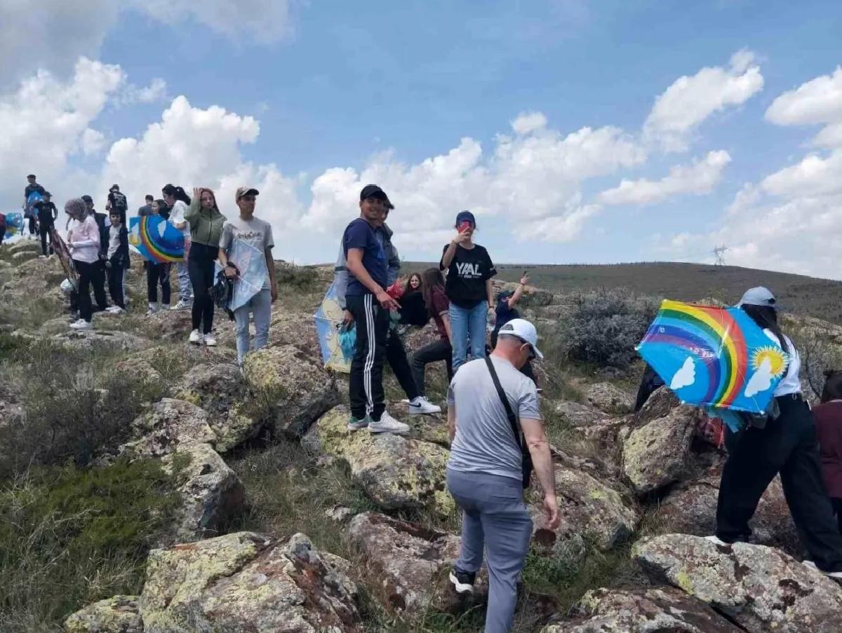 Niğde’de 19 Mayıs Coşkusu: Gençlik Yürüyüşü ve Uçurtma Şenliği