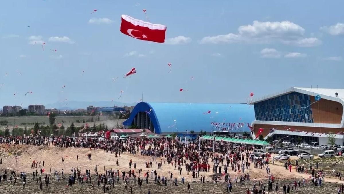 Niğde’de Uçurtma Şenliği ile 19 Mayıs Coşkusu Kutlandı