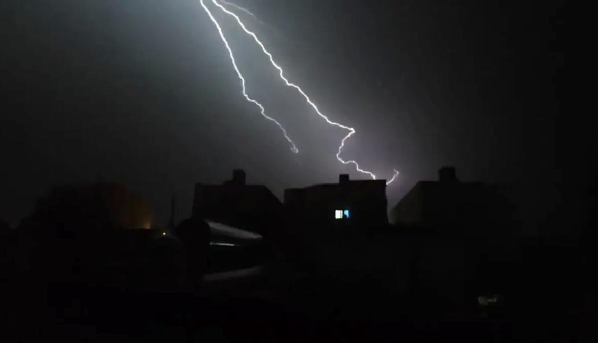 Nusaybin’de Fırtına ve Şimşekler Geceyi Aydınlattı