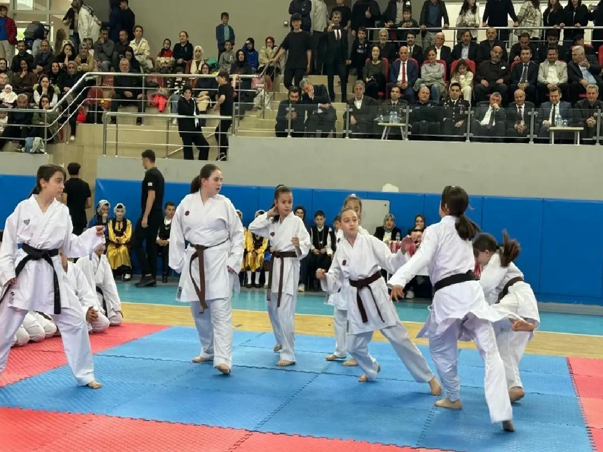 Of’ta 19 Mayıs Bayramı Coşkuyla Kutlandı