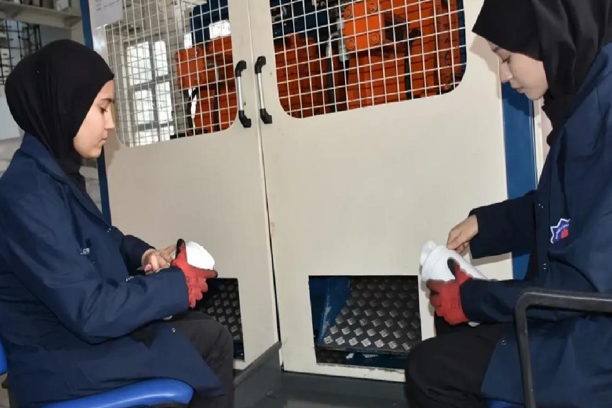 Öğrenciler Plastik Üretiminde Kazanç Sağlıyor