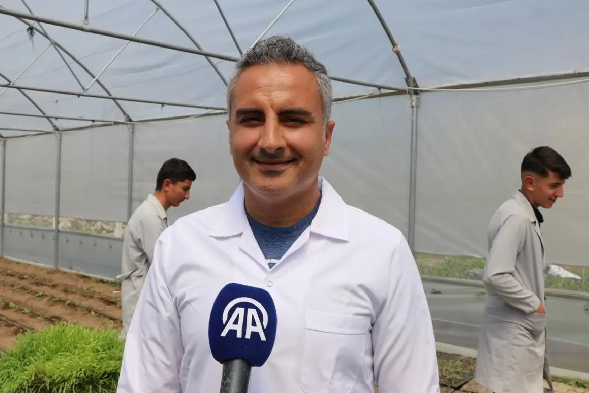 Öğrenciler topraksız tarımla elde ettikleri yeşil yemle hayvancılıkta maliyeti düşürmeyi hedefliyor