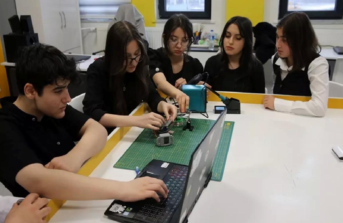 Öğrencilerden Deprem Bilekliği Projesi