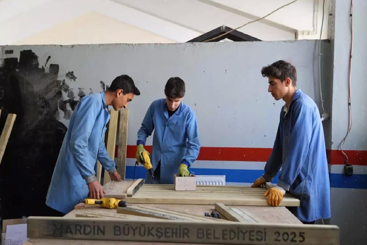 Öğrencilerden Parklara Malzeme Üretimi