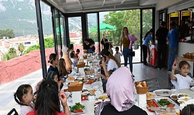 Öğretmenlerden Tepe Parkı’nda Anneler Günü etkinliği