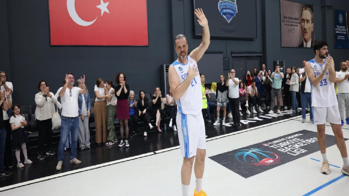 Oğuz Savaş, kariyerini Çayırova Belediyesi formasıyla bitirdi