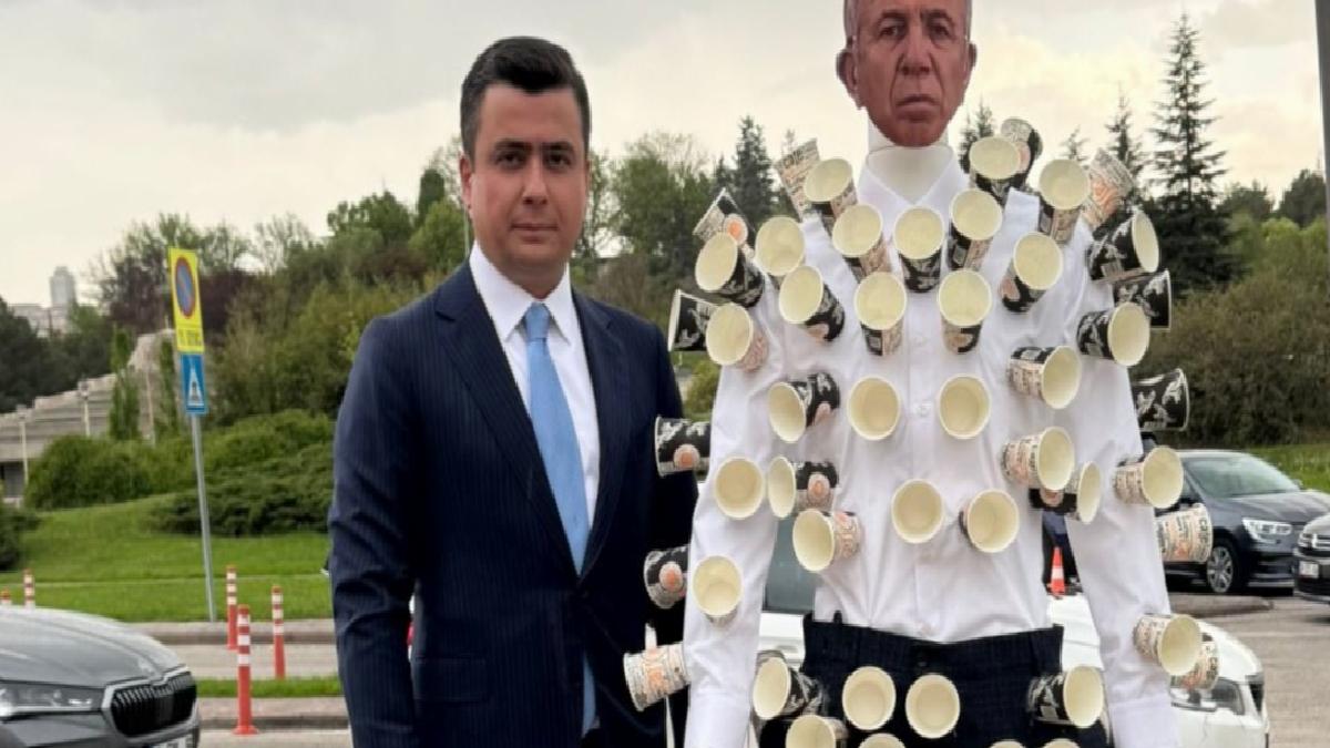 Osman Gökçek, Meclis’e Mansur Yavaş maskeli cansız manken getirdi