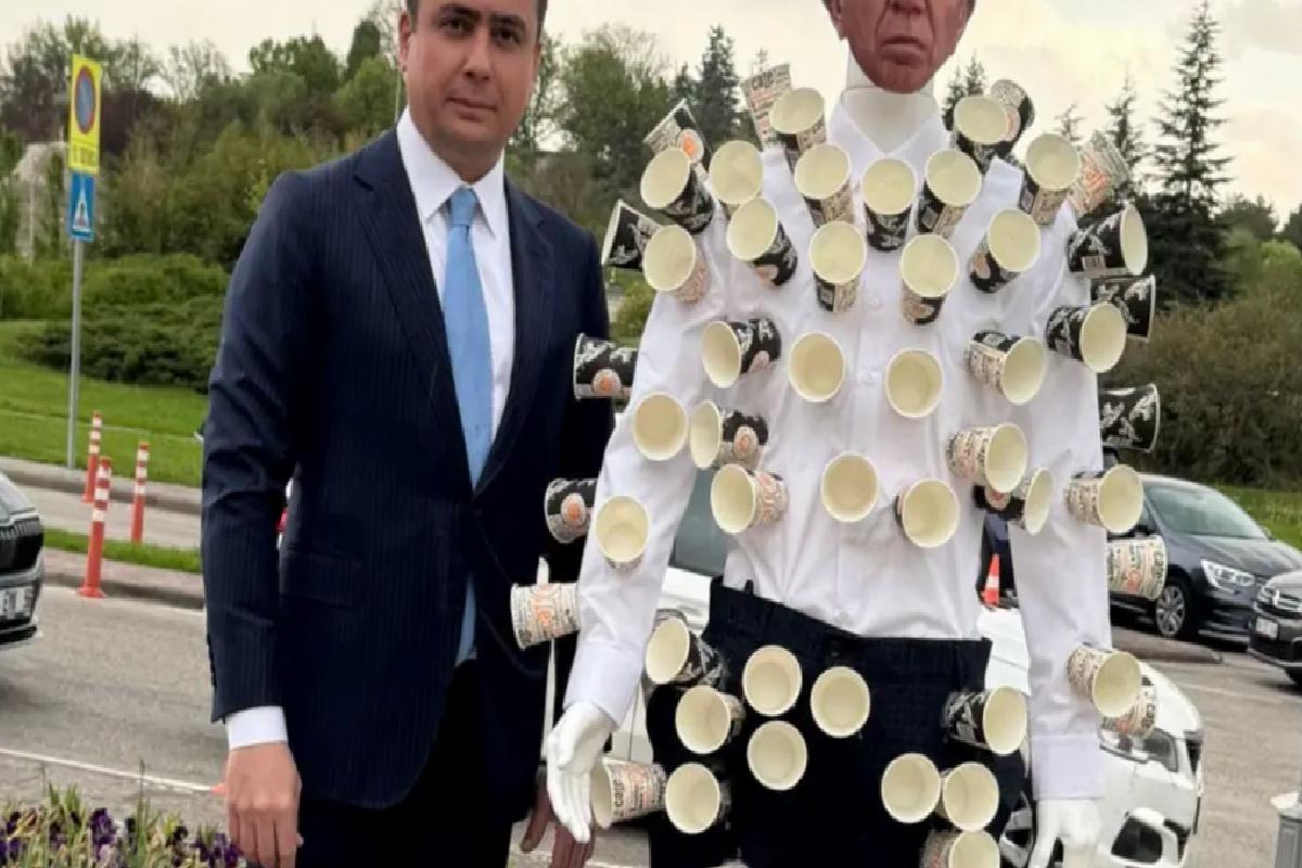 Osman Gökçek, Meclis’e Yavaş maskeli cansız mankenle geldi