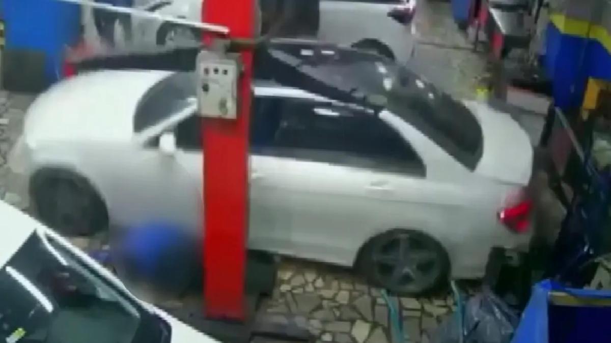 Otomobil Asansörüyle Düşen Araç, Tamirciyi Öldürdü