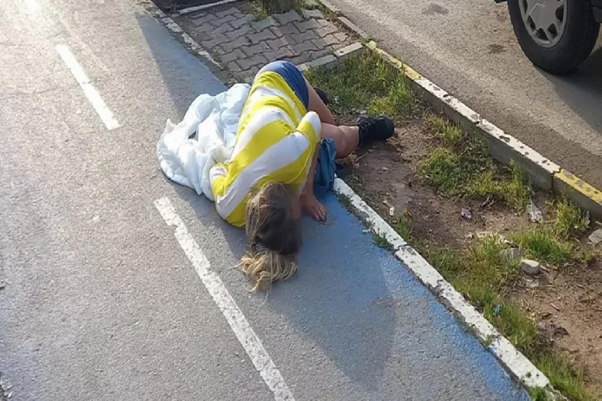 Otomobilden atılan kadın baygın bulundu