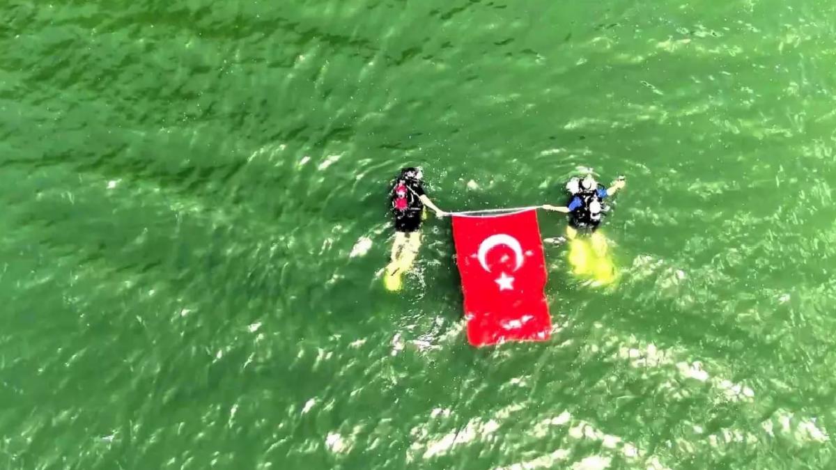 Ovacık’ta Dalgıçlar Türk Bayrağını Su Altında Açtı