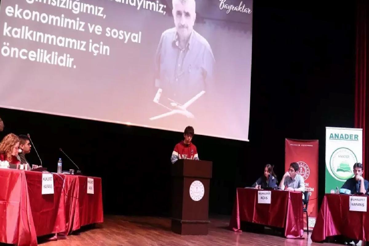 Özdemir Bayraktar Anısına Münazara Düzenlendi