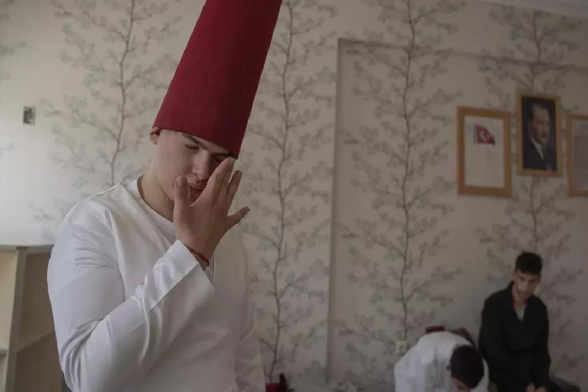 Özel Gereksinimli Öğrenciler Semazen Gösterisi Düzenliyor