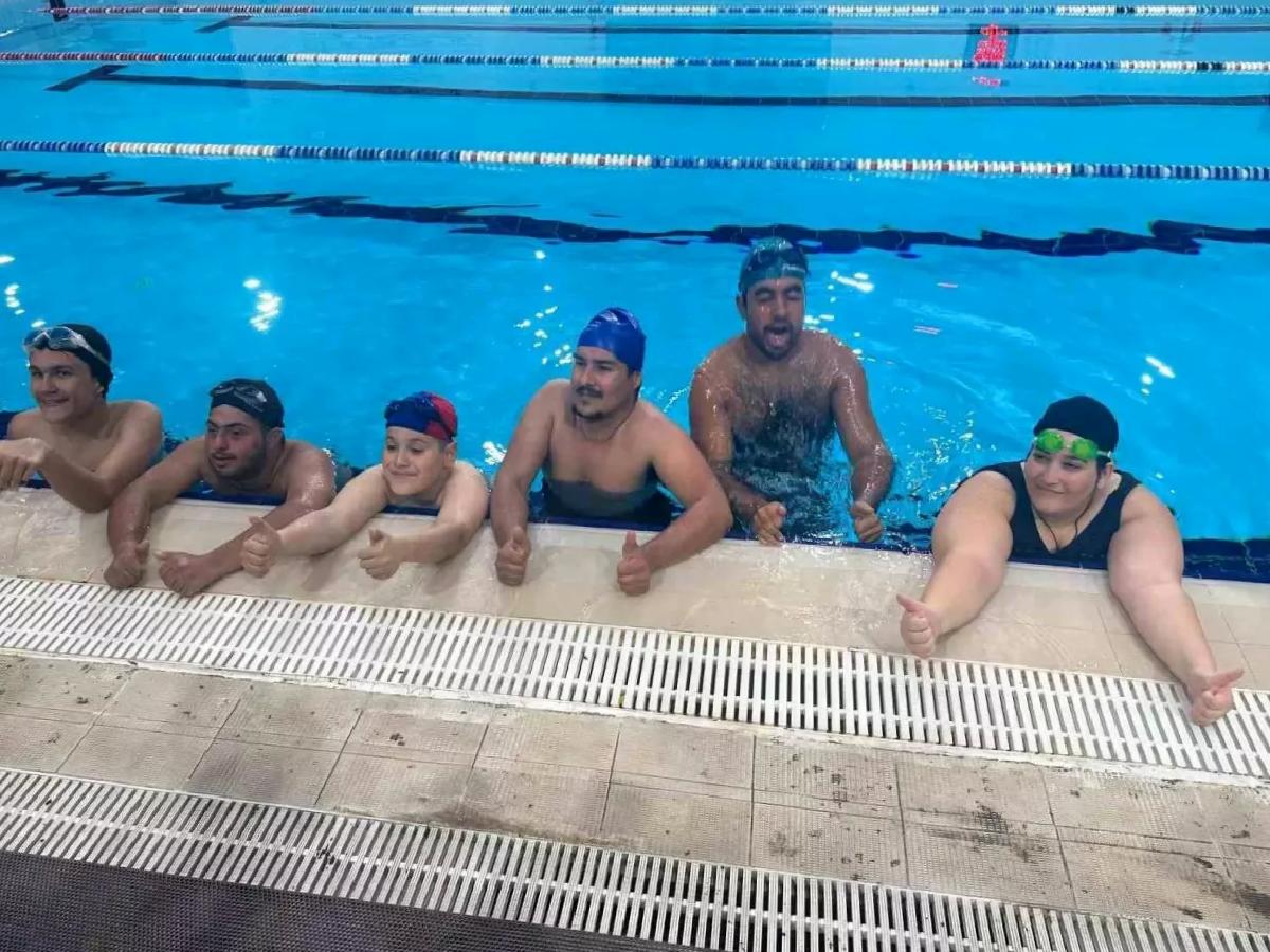 Özel Sporcular Yüzme Yarışmasında Renkli Anlar