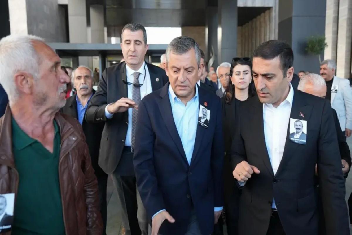 Özel, yumruklu saldırıyla ilgili bir ismi işaret etti: Organizasyonun içinde değilse de sorumlu