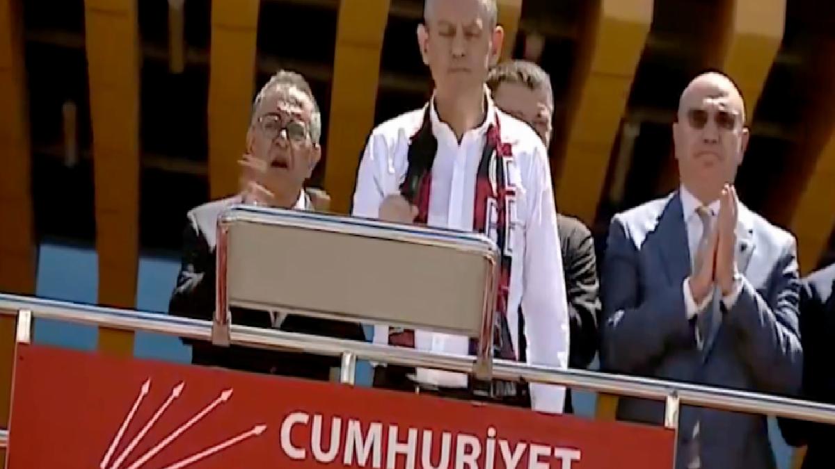 Özgür Özel, Sırrı Süreyya için Fatiha yerine alkış istedi