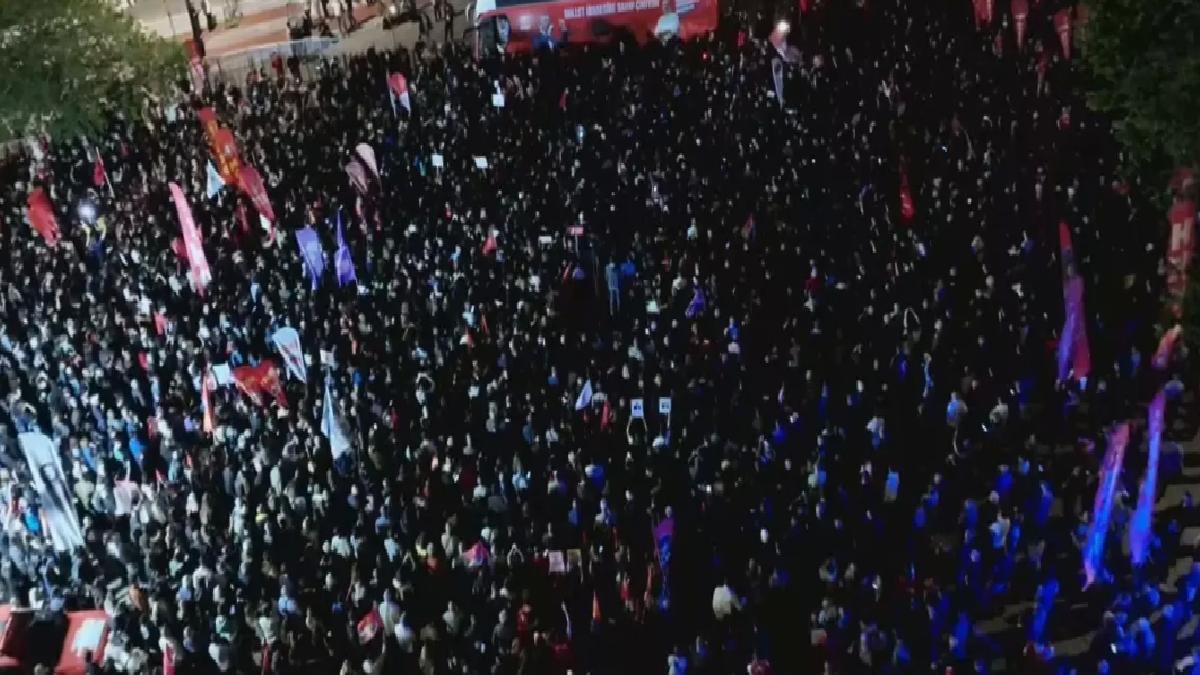 Özgür Özel’den Beyazıt Meydanı’nda güçlü mesajlar