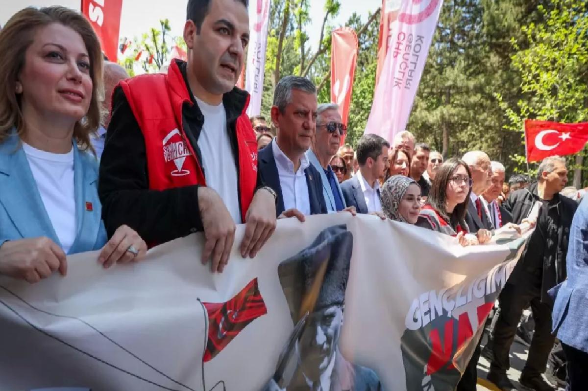 Özgür Özel’den Demokrasi Vurgusu