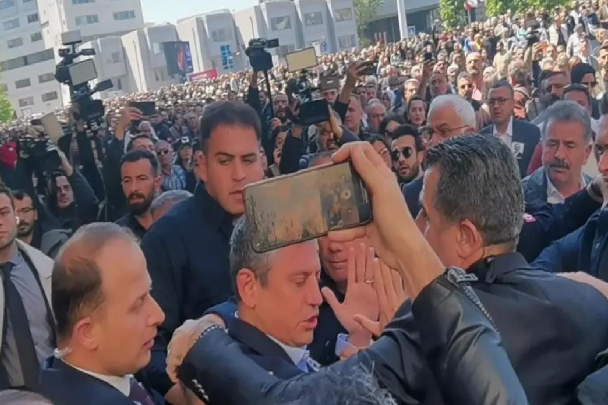 Özgür Özel’e AKM çıkışı yumruklu saldırı