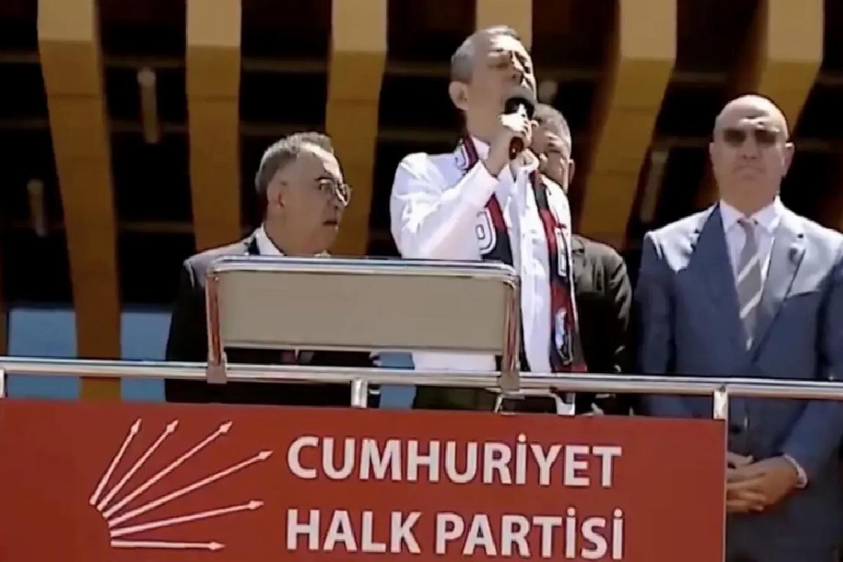Özgür Özel’in Van mitingine damga vuran çıkış: Sırrı Süreyya Önder’in ruhu için…