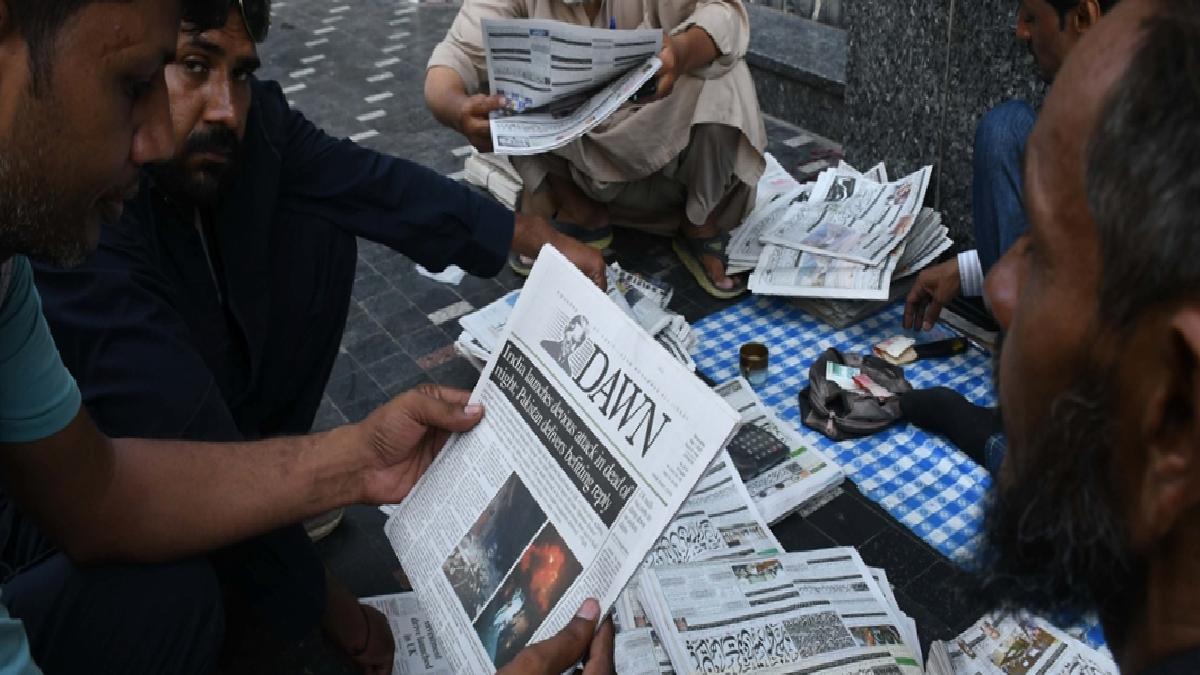 Pakistan’da gazeteler Hindistan’ın saldırılarını manşet yaptı