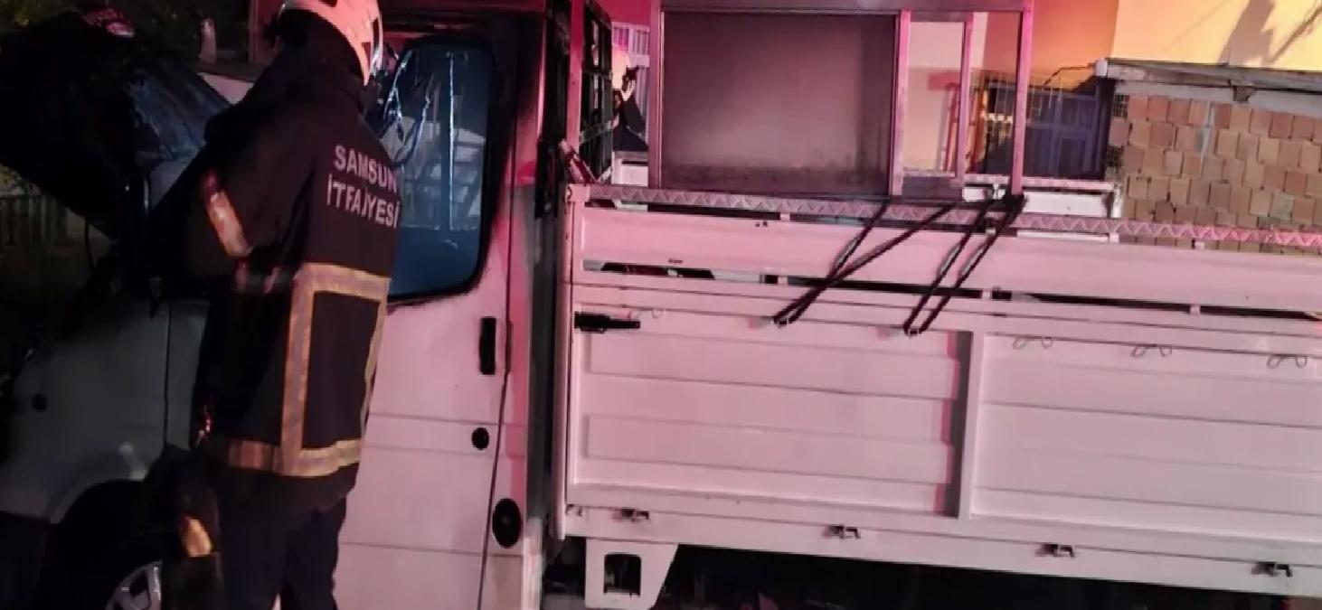 Park Halinde Yanan Kamyonet Kullanılamaz Hale Geldi