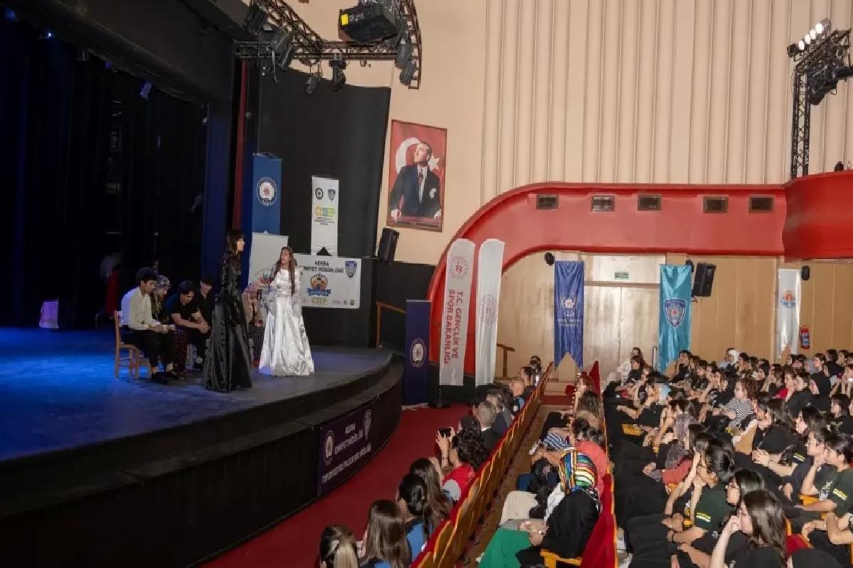 Polis ve Öğrencilerden Tiyatro Gösterisi