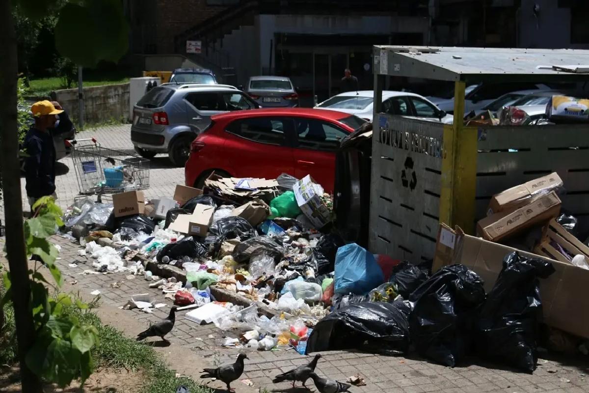 Priştine’de Çöp Grevi: Sokaklar Yine Kirli