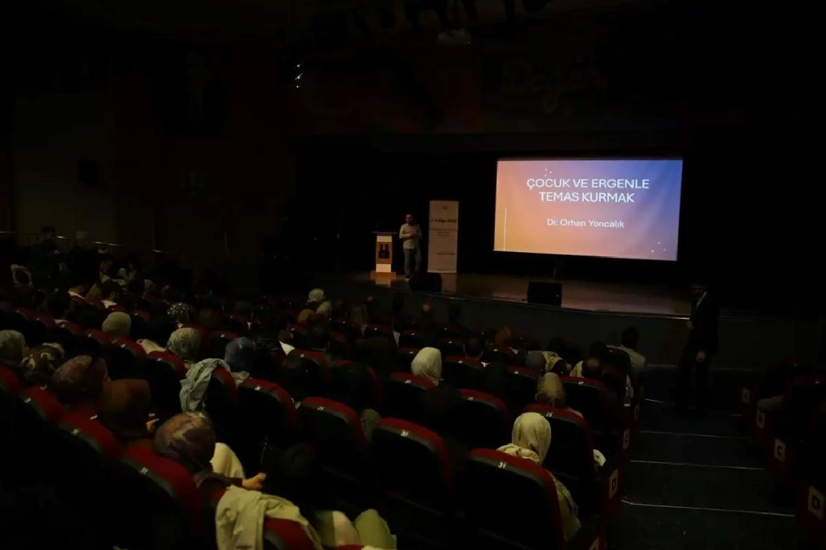 Psikoloji Zirvesi ‘Geleceğin Işığı: Çocuk ve Ergen’ Temasıyla Başladı