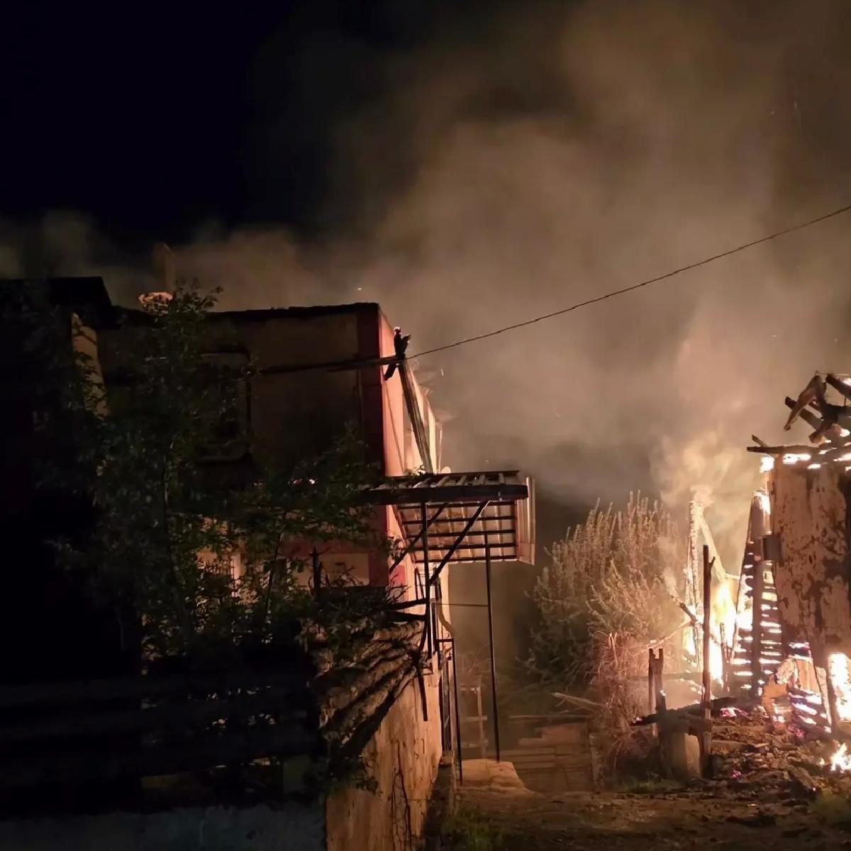 Reşadiye’de Yangın: 3 Ev Kül Oldu