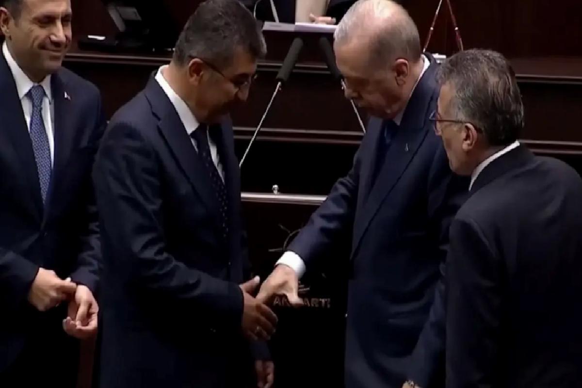 Rozet takma törenine Erdoğan’ın sorusu damga vurdu: Hangi partiden, nereden geldi?