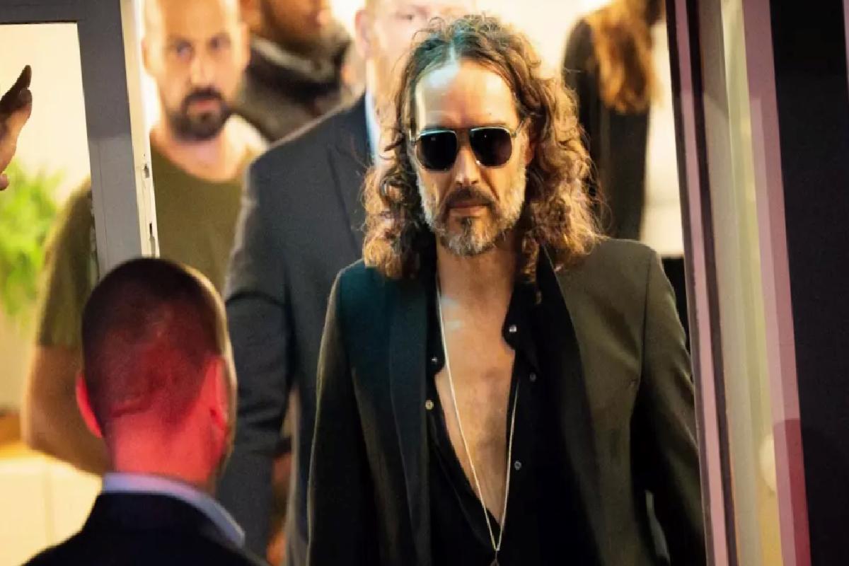Russell Brand, tecavüz ve cinsel saldırı suçlamalarıyla mahkemeye çıktı