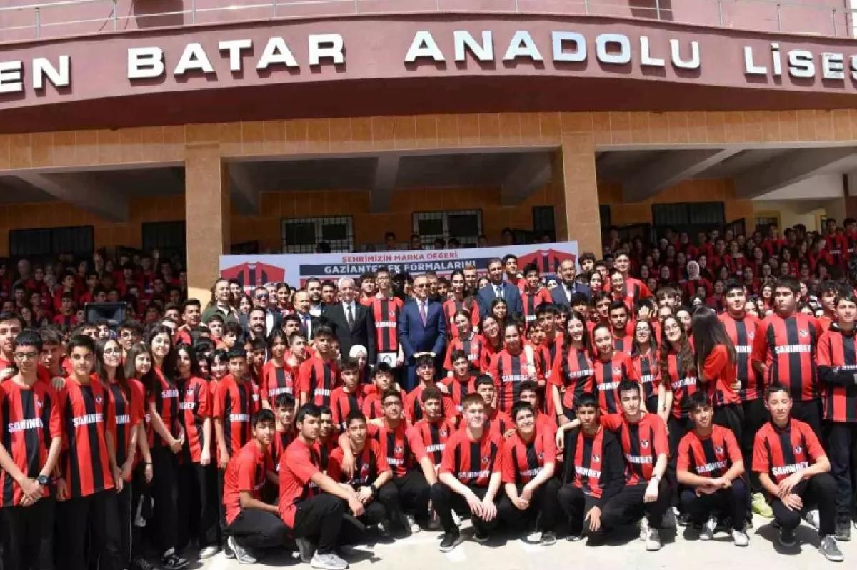 Şahinbey Belediyesi, Öğrencilere 160 Bin Gaziantep FK Forması Dağıttı
