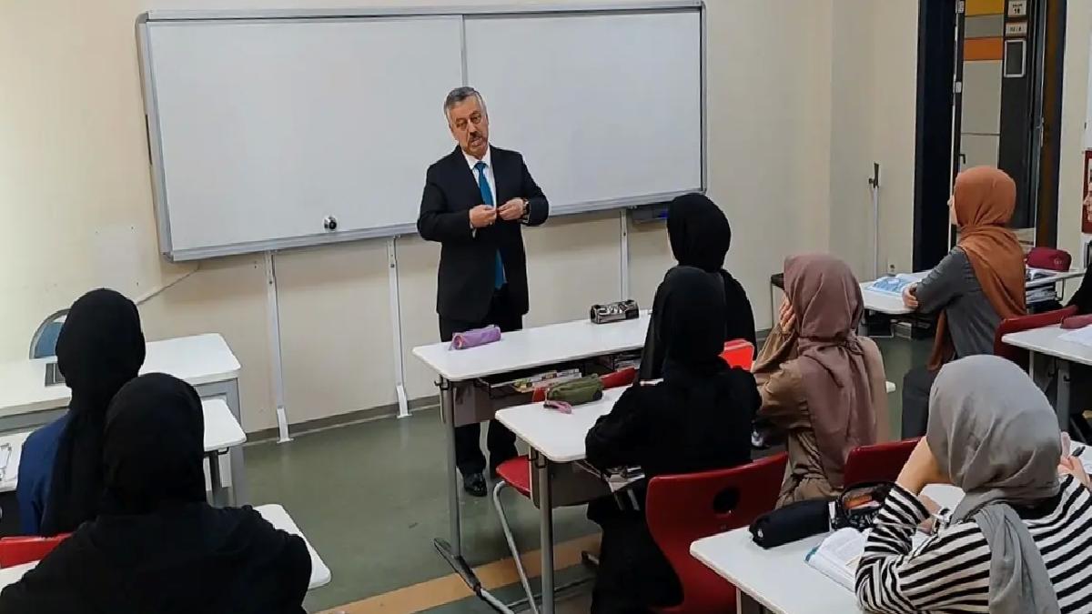 Sakarya’da emekliye ayrılan 41 yıllık eğitimciye duygulandıran veda