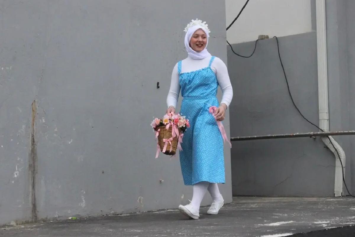 Sakarya’da öğrenciler atık malzemelerden yaptıkları kıyafetler ve nostaljik giysilerle sahneye çıktı