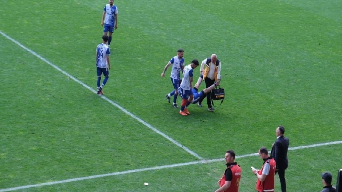 Sakatlanan oyuncu, karga tulumba saha kenarına taşındı
