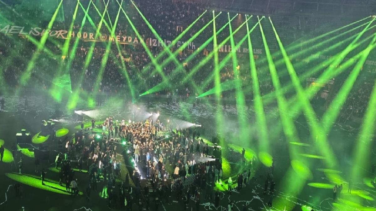 Şampiyon Kocaelispor kupasını taraftarı önünde kaldırdı