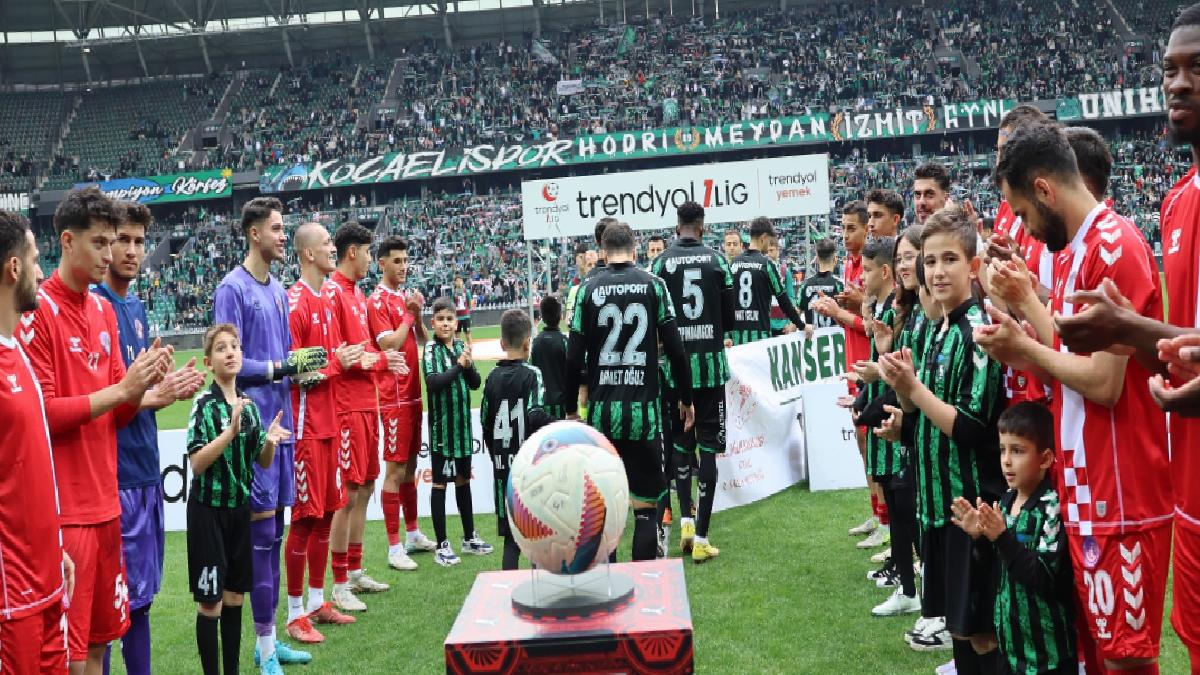 Şampiyon Kocaelispor, son maçında alkışlarla karşılandı