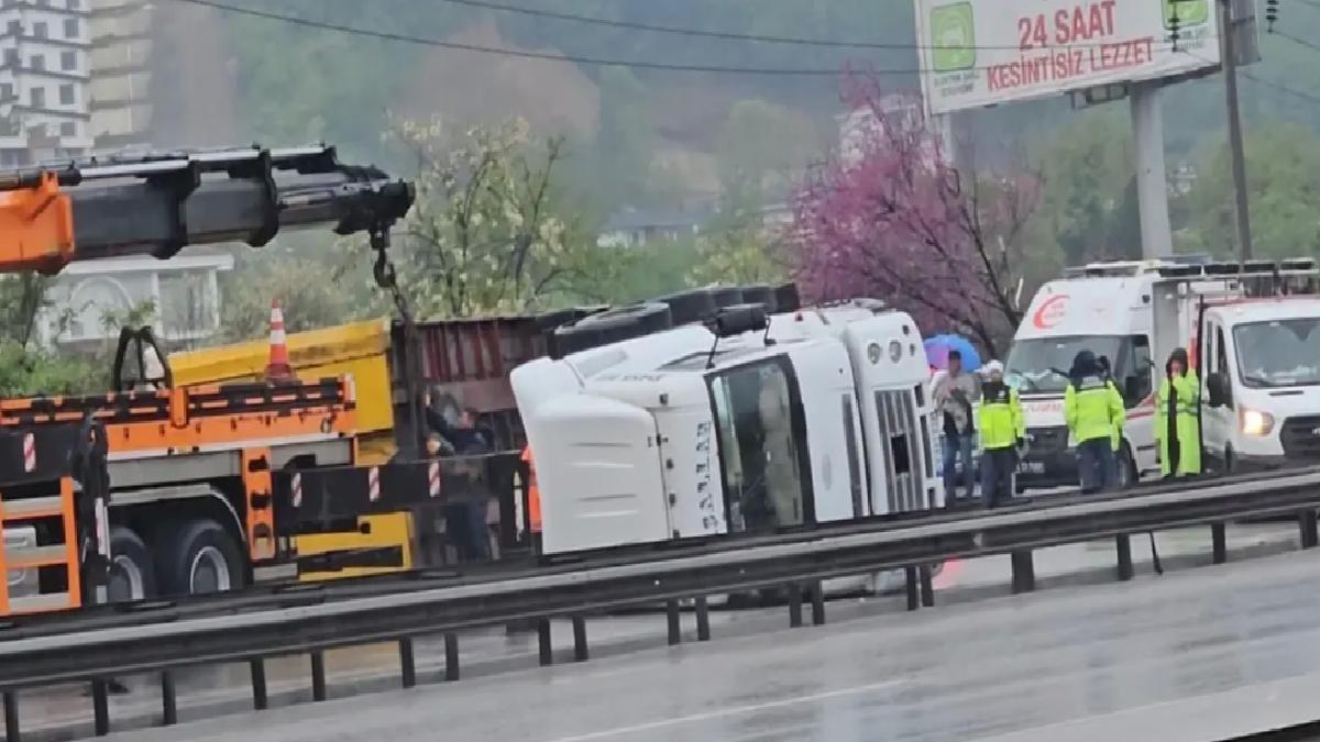 Sapanca’da TIR Devrildi; Otoyol Ulaşıma Kapandı