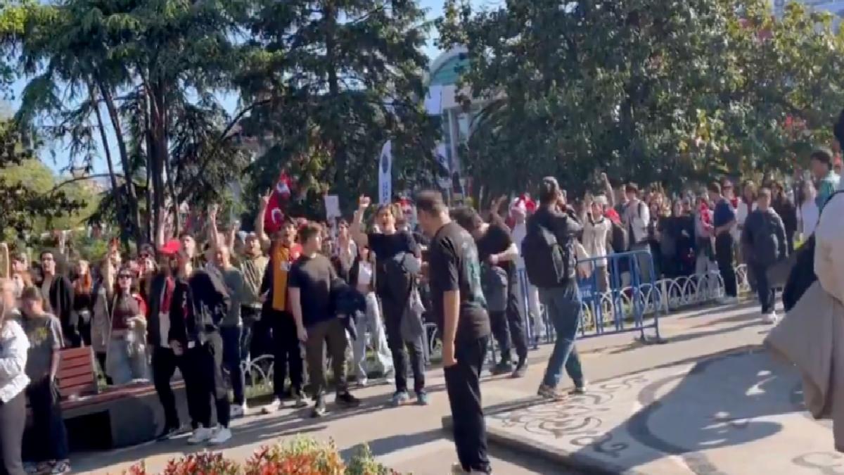 Saraçhane’de toplanan göstericiler cübbeli sarıklı yaşlı adama saldırdı