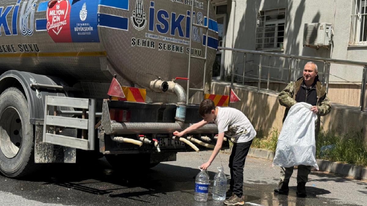 Sarıyer’de belediye tankerle su dağıttı: Bidonlarla evlere su taşıdılar