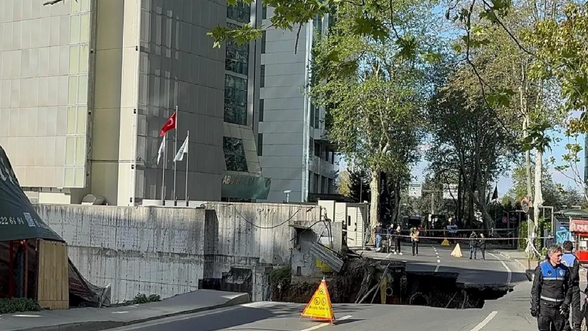 Sarıyer’de Cadde Çöktü, Trafik Kapatıldı