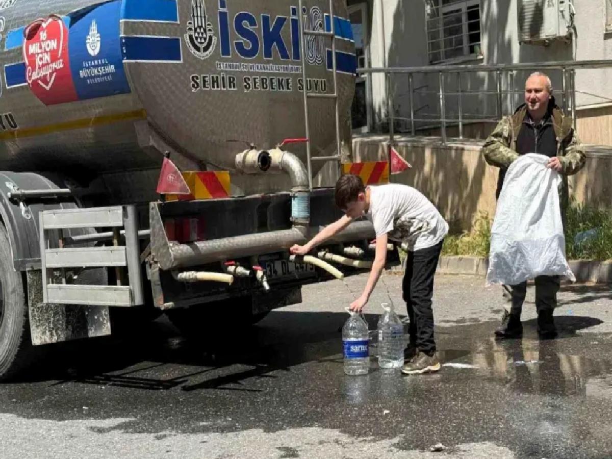 Sarıyer’de Yol Çökmesi, Ayazağa Mahallesi’nde Su Kesintisine Yol Açtı