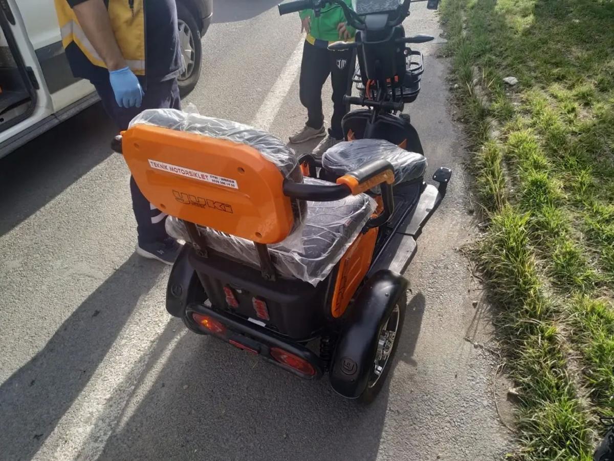 Şarkışla’da Plakasız Elektrikli Motosiklet Devrildi: 2 Yaralı