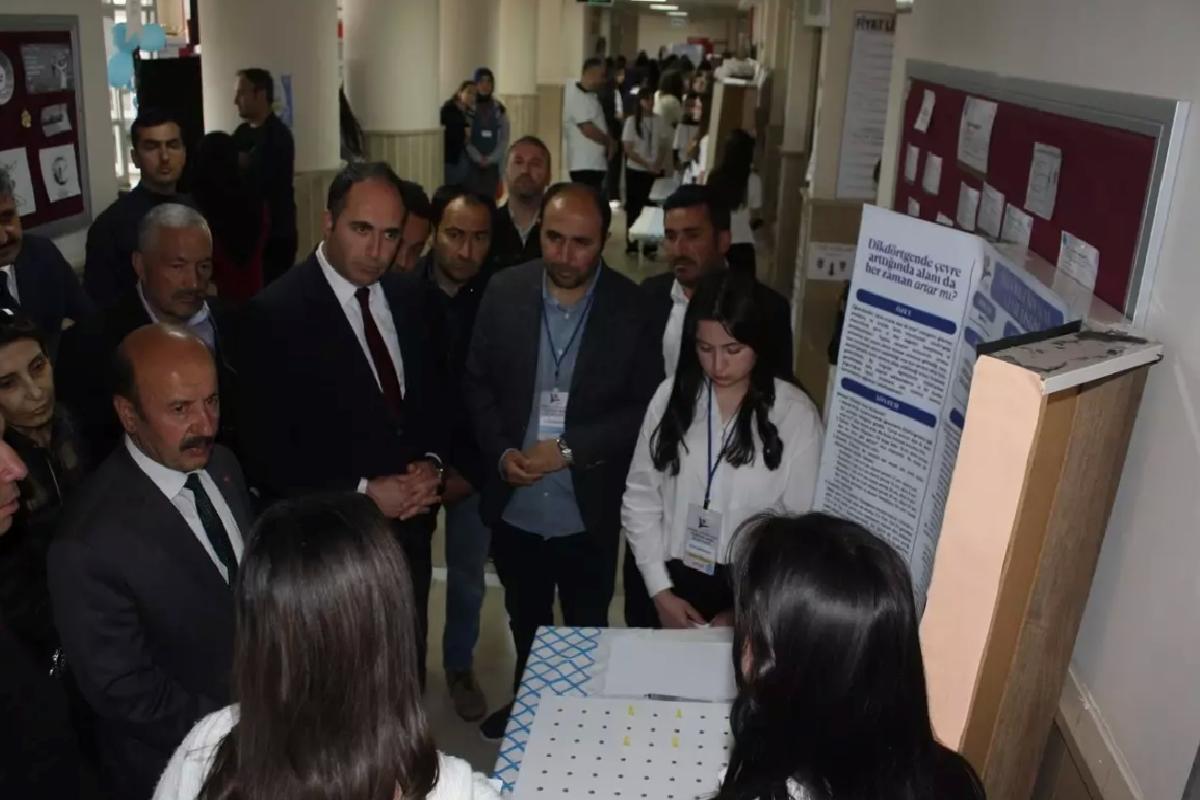 Şarkışla’da TÜBİTAK 4006 Bilim Fuarı Açıldı