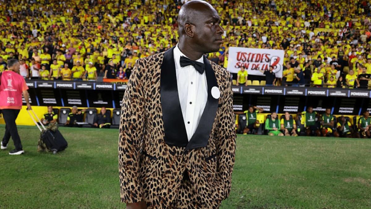 Segundo Castillo’nun leopar desenli takım elbisesi