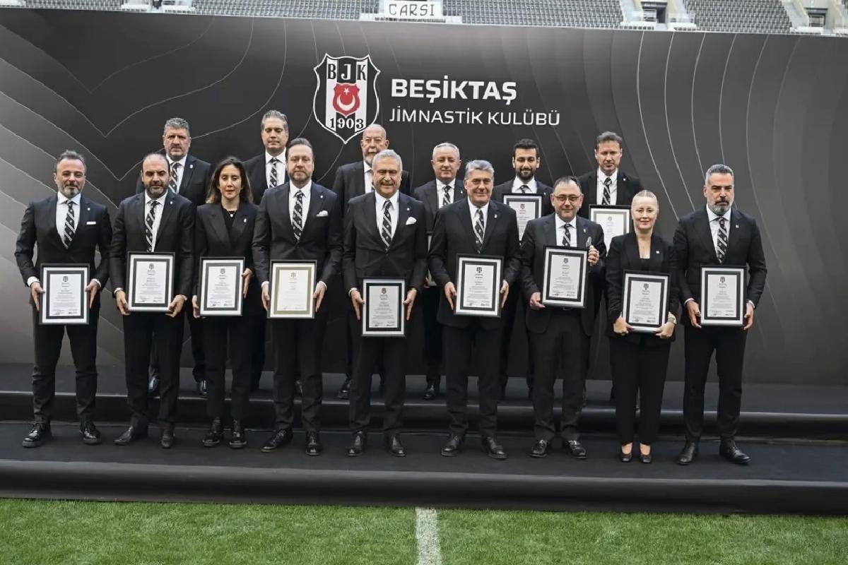 Serdal Adalı ve yönetimi, mazbatalarını aldı